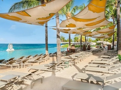 Papagayo Beach Resort - Curacao